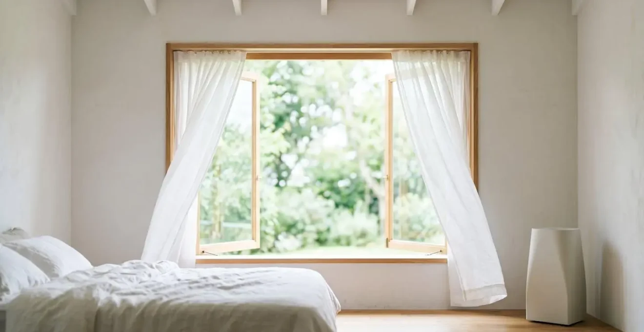 Fenêtre ouverte avec lumière naturelle dans une pièce illustrant l'aération comme solution première