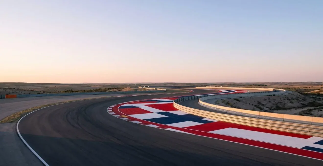 Vue d'un virage de circuit automobile avec marquages de piste et barrières de sécurité