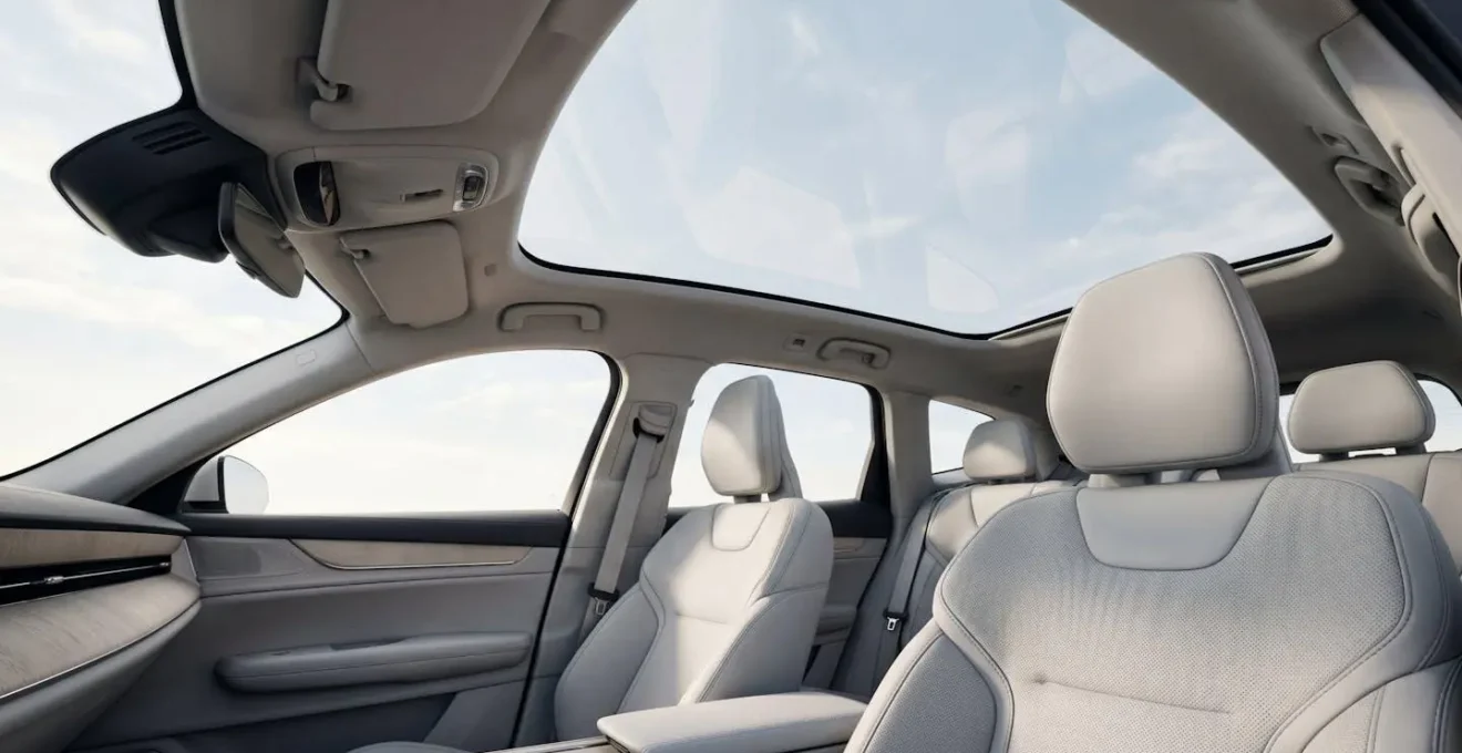 Intérieur de voiture haut de gamme avec toit panoramique créant une luminosité naturelle