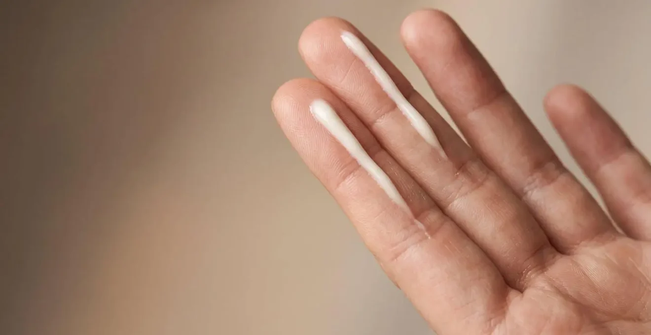 Démonstration visuelle de la règle des deux doigts pour appliquer la bonne quantité de crème solaire