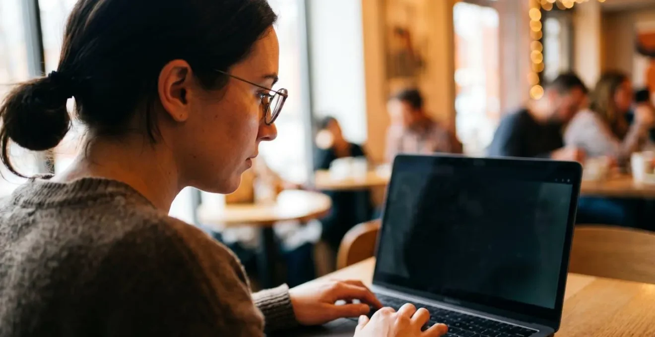 Écran d'ordinateur portable avec filtre de confidentialité dans un espace public