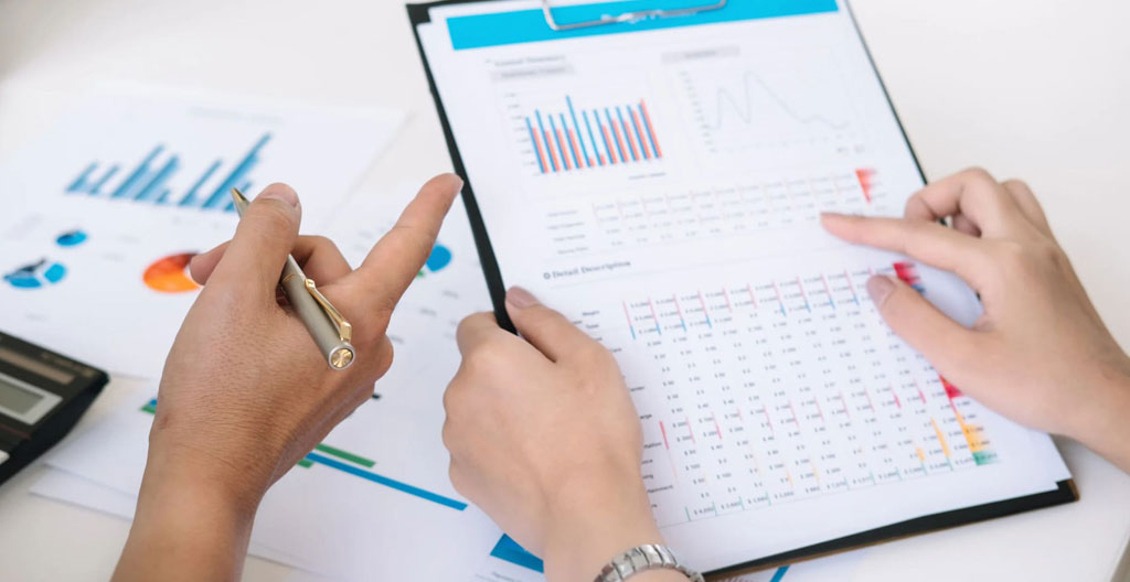 Professionnel en tenue de sécurité effectuant un audit technique sur site industriel, consultant une tablette numérique et inspectant une installation, en France