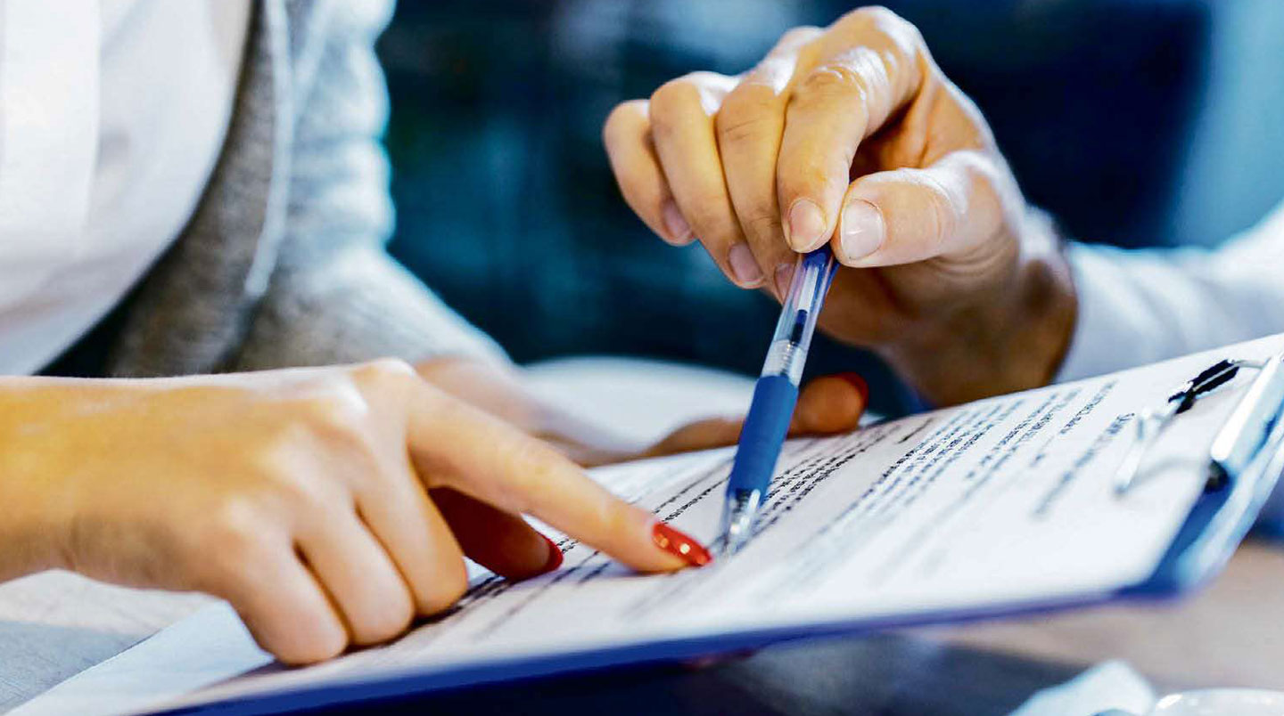 Consultant en assurance analysant des clauses contractuelles et surlignant les points importants